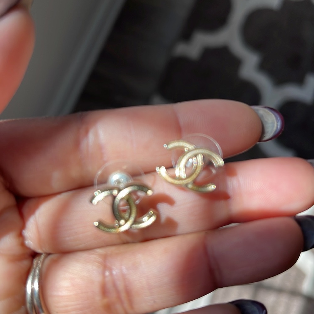 Chanel Gold & White A 15p Gold Tone Cc Pierce Earrings 11ck311s - Picture 11 of 15